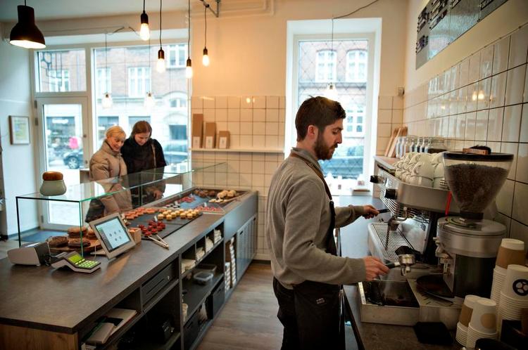Kagekunst. De laver små kunstværker i Ryesgades nye småkagepusher Leckerbaer. 