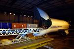 Læs. Flyene transporterer typisk flydele, men har også eksempelvis fløjet nødhjælpsudstyr som telte, senge og tæpper for den britiske og franske regering til USA efter orkanen Katrina i 2005. FOTO: AP/Airbus 