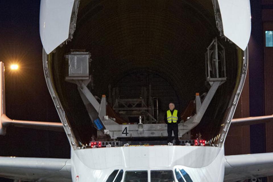 Gab. Belugaen lastes fra forenden. FOTO: Airbus 