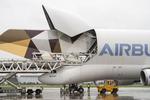 Vingefang. En vinge til et kommende Etihad-fly lastes. FOTO: Airbus 