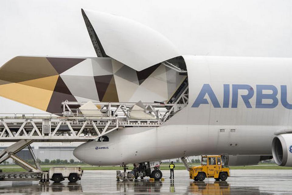 Vingefang. En vinge til et kommende Etihad-fly lastes. FOTO: Airbus 