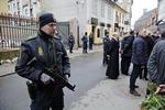 TERROR. Betjent beskytter synagogen i København efter weekendens angreb. Nu er politikere bekymrede over de radikale miljøer blandt muslimerne i Danmark. 