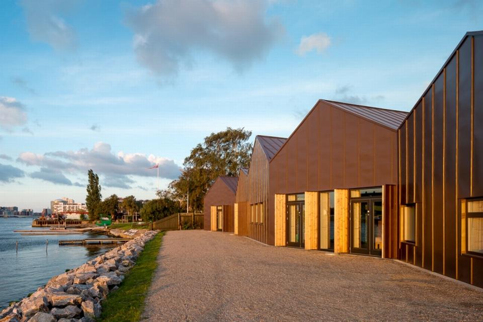 Institutionen Nokken ligger i første række på Islands Brygge. Huset er klædt i brun zink og er tegnet af Christensen &amp; Co. Foto: Adam Mørk 