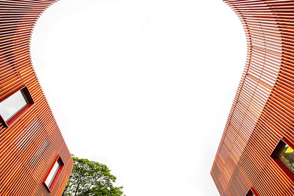 Teglstavene er brugt til at give en homogen facade uden skarpe hjørner, men med masser af nicher. Foto: Rasmus Hjortshøj 