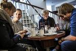 smartphone. Den er lækker, men glemmer vi at snakke med hinanden på grund af den lille smarte telefon? Arkivfoto: Mikkel Berg Pedersen 