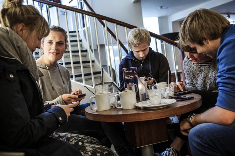 smartphone. Den er lækker, men glemmer vi at snakke med hinanden på grund af den lille smarte telefon? Arkivfoto: Mikkel Berg Pedersen 