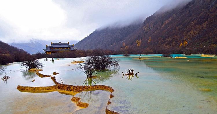 Postkortmateriale. Jiuzhaigou-dalen ligger i Nanping 450 kilometer nord for Chengdu City i Kina. Naturen her er et sandt mesterværk. 