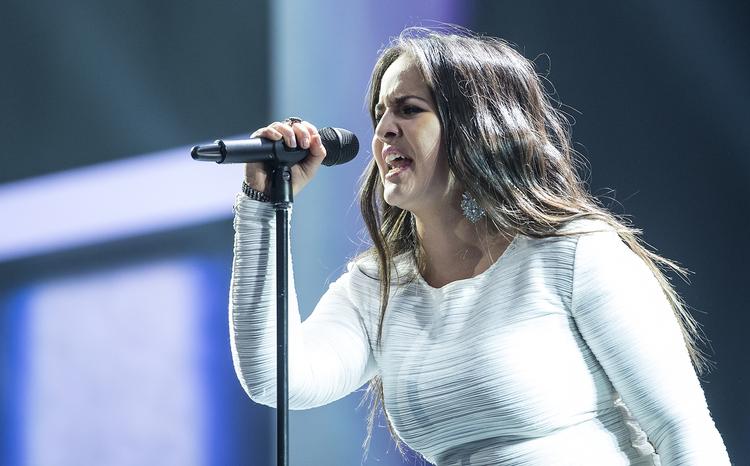 Seermagnet. Tannaz Hakami står klar på scenen fredag aften, når der er Grammy-tema i X Factor. Hun skal synge Foreigners' 'I Want To Know What Love Is' fra 1984. 