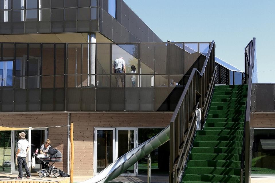 Der er store terasser på etagerne og rutsjebane er indlagt i trappen. Foto: Nykløveret/Rubow Arkitekter 