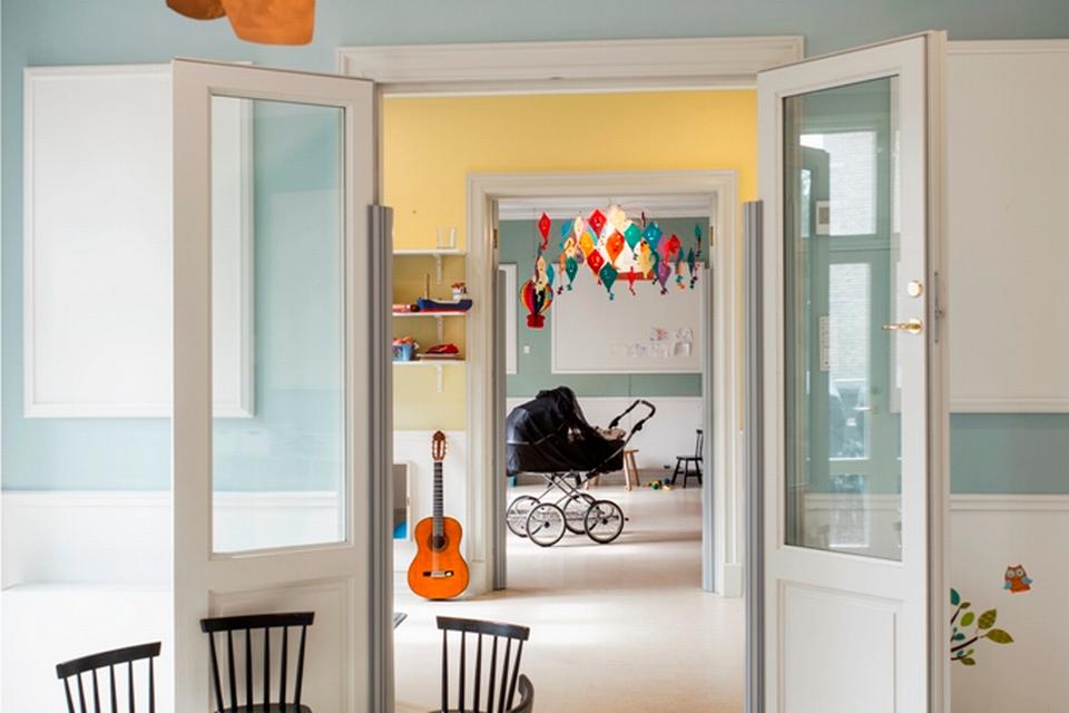 BBP arkitekter har indrettet børnehuset med respekt for stilen i det gamle hus, blandt andet med stuer en suite. Foto: Jens Lindhe 