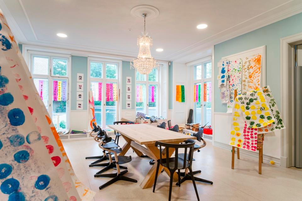 Stadsestuen med store vinduer og prismelysekrone er i dag børnehusets atelier. Foto: Jens Lindhe 