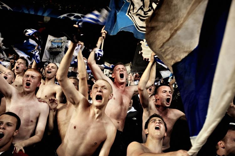 Hooligans. Som et led i regeringens hooliganplan har Divisionsforeningen foreslået et såkaldt udebanekort der muligvis kan stride imod EU's regler for beskyttelse af persondata. 