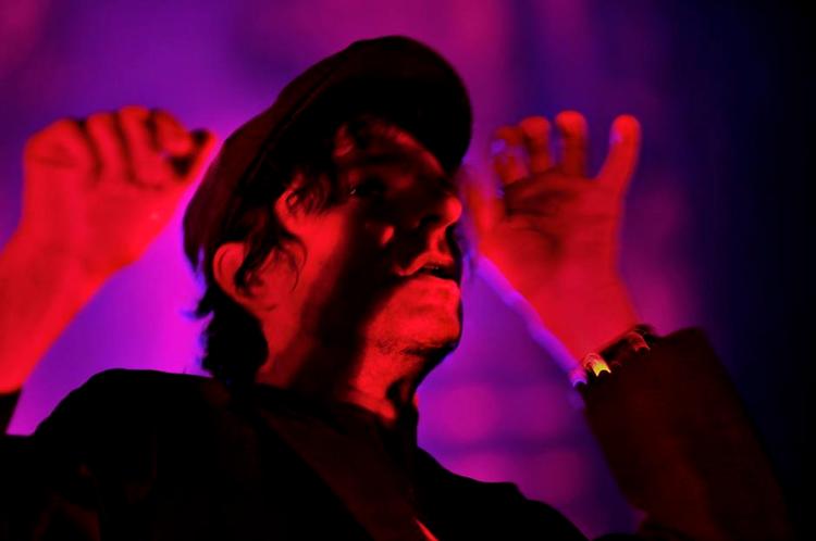 Skyggemand. Thåström lader lys og mørke kører frontalt sammen på sit nye album. 