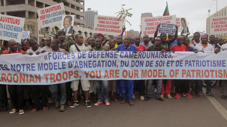 demonstration. Indbyggere i byen Yaounde i Cameroun viser deres opbakning til beslutningen om at lade landets militær tage del i den militære offensiv mod Boko Haram. Fra slutningen af marts vil militærstyrker fra Cameroun, Niger og Tchad slå sig sammen med Nigerias militær i kampen mod den sunnimuslimske terrororganisation. 