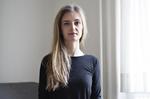 Tilfreds. Maria Lassen fandt ud af, at der var mange med forhøjet kolesteroltal i hendes familie og dermed forhøjet risiko for blodpropper ved at tage p-piller. Derfor valgte hun hormonspiralen. 