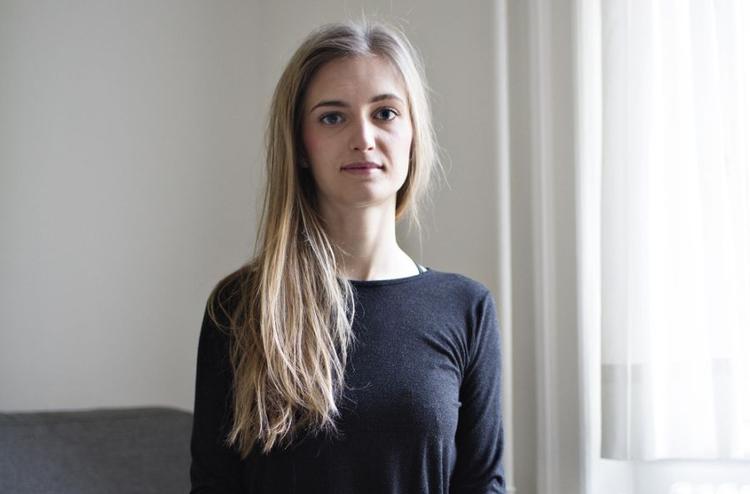 Tilfreds. Maria Lassen fandt ud af, at der var mange med forhøjet kolesteroltal i hendes familie og dermed forhøjet risiko for blodpropper ved at tage p-piller. Derfor valgte hun hormonspiralen. 