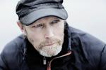 Paneuropæisk. Søndag aften kan man på DR1 opleve Lars Mikkelsen træde ind i rollen som Harald Bjørn i en ny, international krimiserie. 