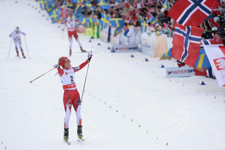 Guld. Hvis Therese Johaug skal holde stilen fra de to foregående VM-stævner, så skal der endnu en guldmedalje i hus. I 2011 vandt hun på 30 km og på stafetten, mens det i 2013 blev til guld på 10 km og i stafet. 