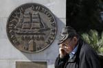 krise. I det centrale Athen passerer en mand forbi en skulptur af Grækenlands tidligere møntenhed, drakmeren. I aftes nåede den græske regering og de øvrige lande i eurozonen til enighed om at forlænge de nuværende kriselån. Senest mandag ved midnatstid skal Grækenland fremlægge liste over reformtiltag. 