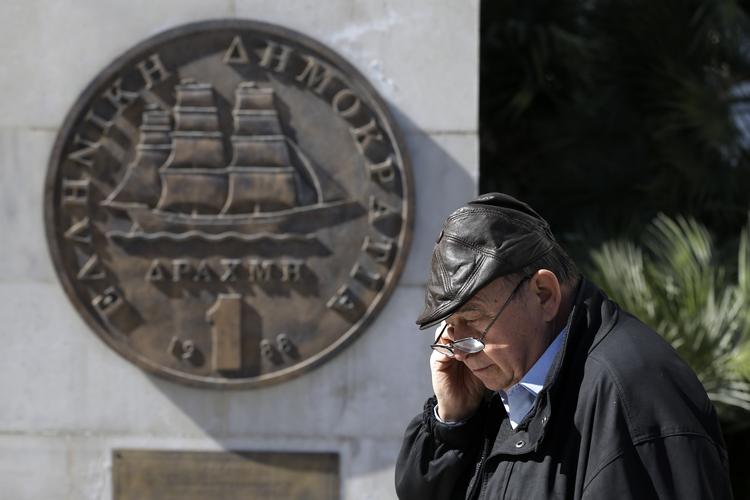 krise. I det centrale Athen passerer en mand forbi en skulptur af Grækenlands tidligere møntenhed, drakmeren. I aftes nåede den græske regering og de øvrige lande i eurozonen til enighed om at forlænge de nuværende kriselån. Senest mandag ved midnatstid skal Grækenland fremlægge liste over reformtiltag. 