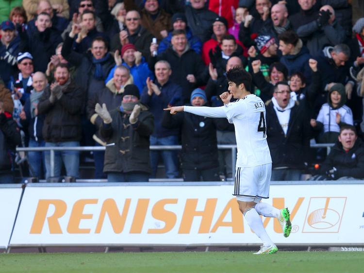 Udligning. Efter Ki Sung-yuengs 1-1-mål, afgjorde Swansea kampen efter pausen. 