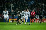 Guldkamp. FCK-spillerne ved, at det bliver svært, men i foråret vil de forsøge at presse sig forbi FCM – som Mathias ’Zanka’ Jørgensen her kommer foran Petter Andersson. Arkivfoto: Janus Engel 