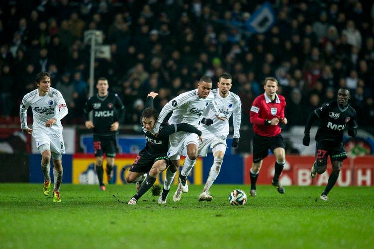 Guldkamp. FCK-spillerne ved, at det bliver svært, men i foråret vil de forsøge at presse sig forbi FCM – som Mathias ’Zanka’ Jørgensen her kommer foran Petter Andersson. Arkivfoto: Janus Engel 