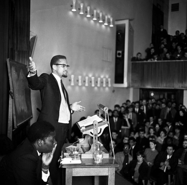50. I dag er det 50 år siden, at borgerrettighedsforkæmperen Malcolm X blev skudt og dræbt. Her ses han under en tale i London få uger før sin død. 