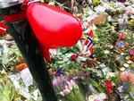 støtte. Siden sidste weekend, hvor en jødisk vagtmand blev dræbt og to politibetjente blev såret foran synagogen i det indre København, er fortovet foran synagogen blevet fyldt med blomster, små breve, lys og andre effekter. »Det har en helt særlig betydning og rammer hele den danske befolkning direkte på selvforståelsen, når en jødisk medborger bliver udset som særligt mål«, skriver Bo Lidegaard. 