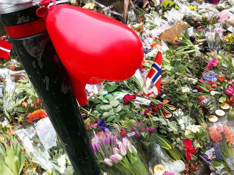 støtte. Siden sidste weekend, hvor en jødisk vagtmand blev dræbt og to politibetjente blev såret foran synagogen i det indre København, er fortovet foran synagogen blevet fyldt med blomster, små breve, lys og andre effekter. »Det har en helt særlig betydning og rammer hele den danske befolkning direkte på selvforståelsen, når en jødisk medborger bliver udset som særligt mål«, skriver Bo Lidegaard. 
