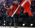 kontrovers. Før curlingskipper Lene Nielsen bar Dannebrog ind til åbningen af vinter-OL 2014 i russiske Sotji, var der debat om Danmarks deltagelse ved legene, der både blev kritiseret for et prisskilt på knap 300 mia. kr., manglende respekt for menneskerettigheder og for at være præsident Putins personlige prestigeprojekt. 