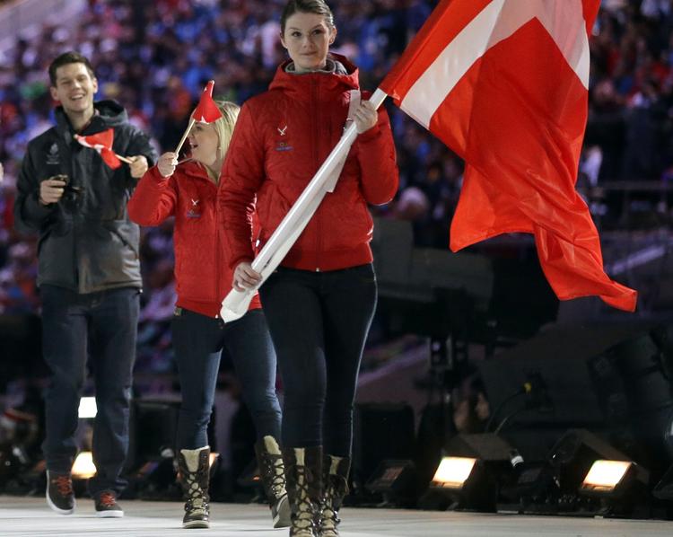 kontrovers. Før curlingskipper Lene Nielsen bar Dannebrog ind til åbningen af vinter-OL 2014 i russiske Sotji, var der debat om Danmarks deltagelse ved legene, der både blev kritiseret for et prisskilt på knap 300 mia. kr., manglende respekt for menneskerettigheder og for at være præsident Putins personlige prestigeprojekt. 