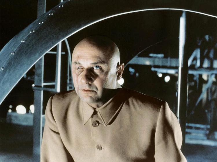 skurke. Donals Pleasances skurk Blofeld, fra *james Bond - You Only Live Twice' (øverst), er et eksempel på terroristen, der har en fysisk defekt og er lidt til grin. 