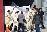 Uheld. Fernando Alonso får lægehjælp, efter at han er kørt galt. 