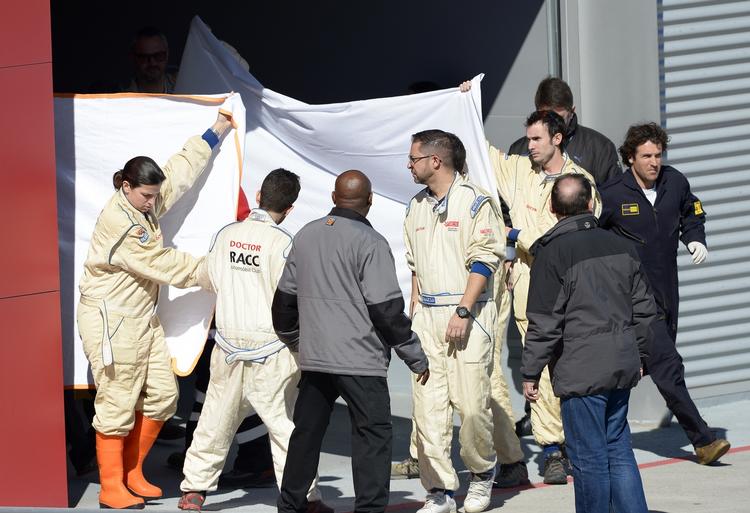Uheld. Fernando Alonso får lægehjælp, efter at han er kørt galt. 