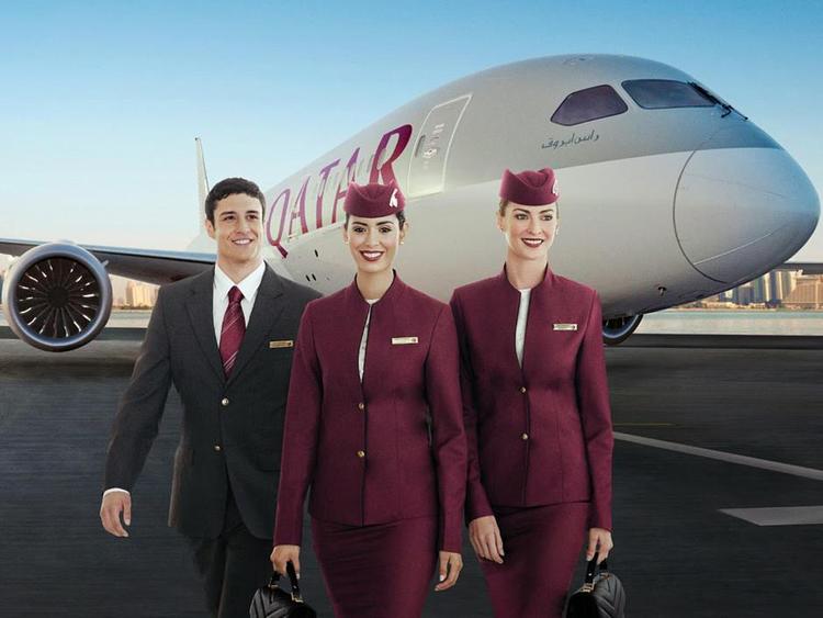 Smil. Qatar Airways er kendt for et serdeles serviceminded personale, som lægger personlige problemer - og restriktioner - på kabinehylden, når de er i luften. 