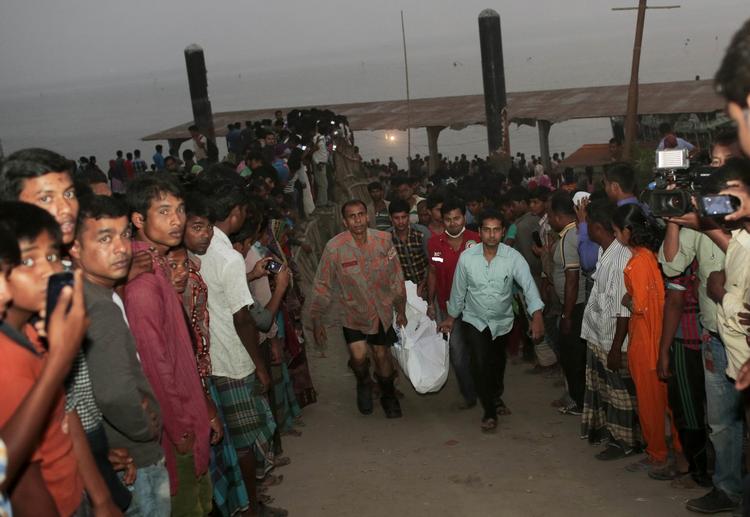 Færgeulykke. Snesevis af personer kan være omkommet ved forlis i Bangladesh. 