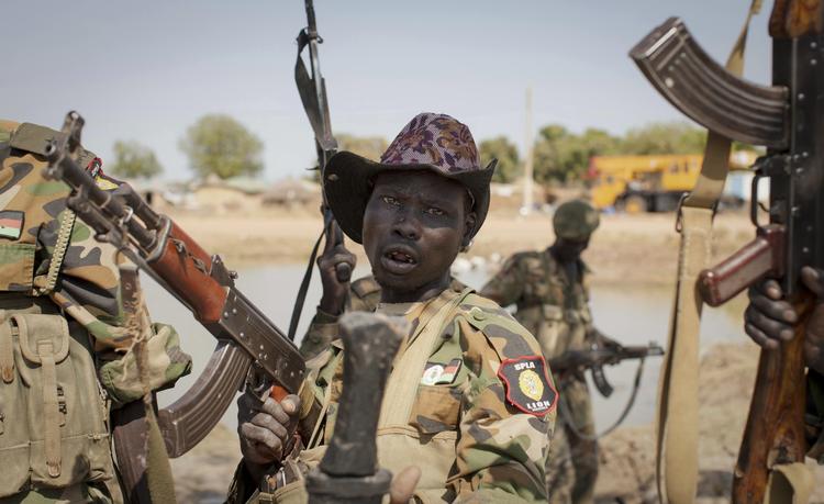 Borgerkrig. Sydsudanesiske regeringsstyrker efter generobringen af provinshovedstaden Bentiu i den nordlige del af landet. Begge parter i krigen anklages for alvorlige krigsforbrydelser, herunder brugen af børnesoldater. 