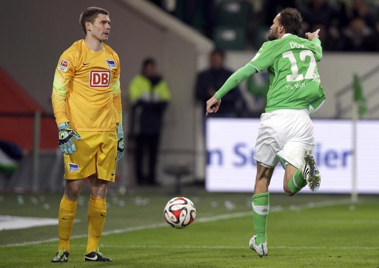 2-1. Han er inde i noget af en stime, ham der Bas Dost (th.), kan Herthamålmanden Thomas Kraft konstarere. 
