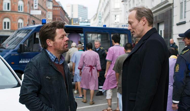 grænseoverskridende. Den lille betjent (Ole Boisen) er ikke for knøv, men det er Lars Mikkelsens politiinspektør til gengæld. 