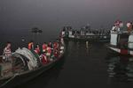 Ulykke. En passagerfærge kæntrede i går i Padma-floden i Bangladesh. Mindst 69 mennesker er døde - heriblandt 19 børn. 