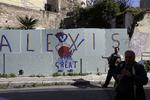 hyldest. Grækenlands regeringschef, Alexis Tsipras', popularitet er stor i hjemlandet. 'Alexis den Store', som denne graffiti fra i lørdags proklamerer. 