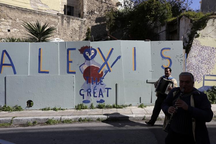 hyldest. Grækenlands regeringschef, Alexis Tsipras', popularitet er stor i hjemlandet. 'Alexis den Store', som denne graffiti fra i lørdags proklamerer. 