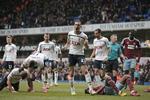 STRAFFESPARK. Cirka 15 sekunder manglede der af tillægstiden, da Harry Kane blev nedlagt til det straffespark, han selv scorede på - eller rettere sagt på returbolden. 