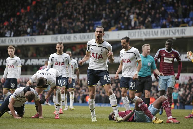 STRAFFESPARK. Cirka 15 sekunder manglede der af tillægstiden, da Harry Kane blev nedlagt til det straffespark, han selv scorede på - eller rettere sagt på returbolden. 