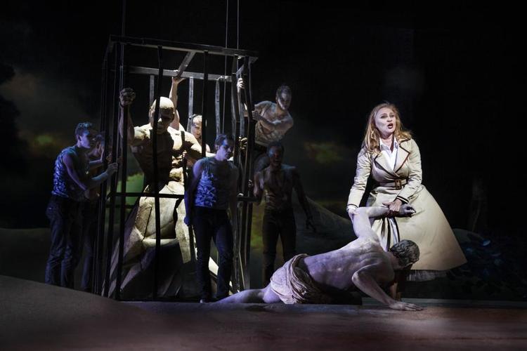 Fanget. Den rumænske mezzosopran Ruxandra Donose som Bradamante kæmper på den godes side i Händels opera om magi og kærlighed. Foto: Per Morten Abrahamsen 