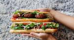 Lêlê. Familien Lê åbner en stade, hvor man kan få bánh mi sandwiches og vietnamesiske delikatesser. 