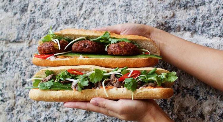 Lêlê. Familien Lê åbner en stade, hvor man kan få bánh mi sandwiches og vietnamesiske delikatesser. 