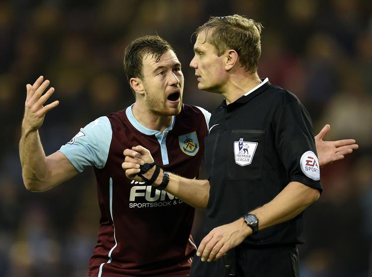 Bisse? Burnley-spilleren Ashley Barnes fik hård kritik af Chelseas manager José Mourinho efter en tackling af Nemanja Matic i weekenden. 