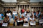 Tavshed. Almindelige argentinere i tusindvis har krævet og kræver fortsat at få nogle svar om rigs advokat Alberto Nisman og hans mystiske og pludselige død, da han blev fundet skudt, netop som han var klar til at bede om at få præsidenten arresteret. 